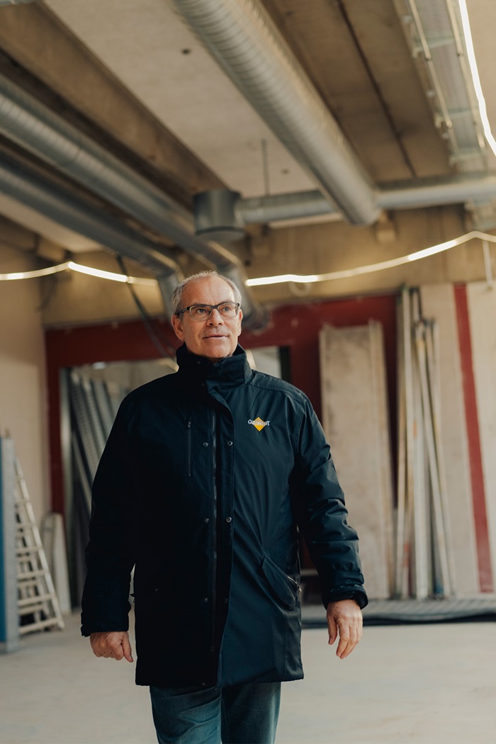 Jan Pytlick går i et værksted