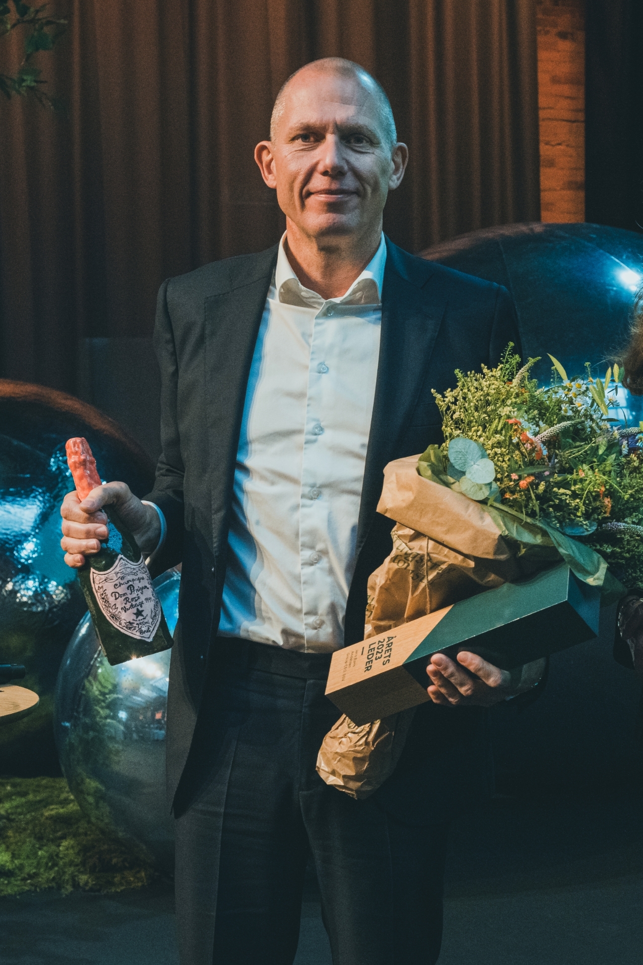 Årets Leder 2023 holder en buket blomster