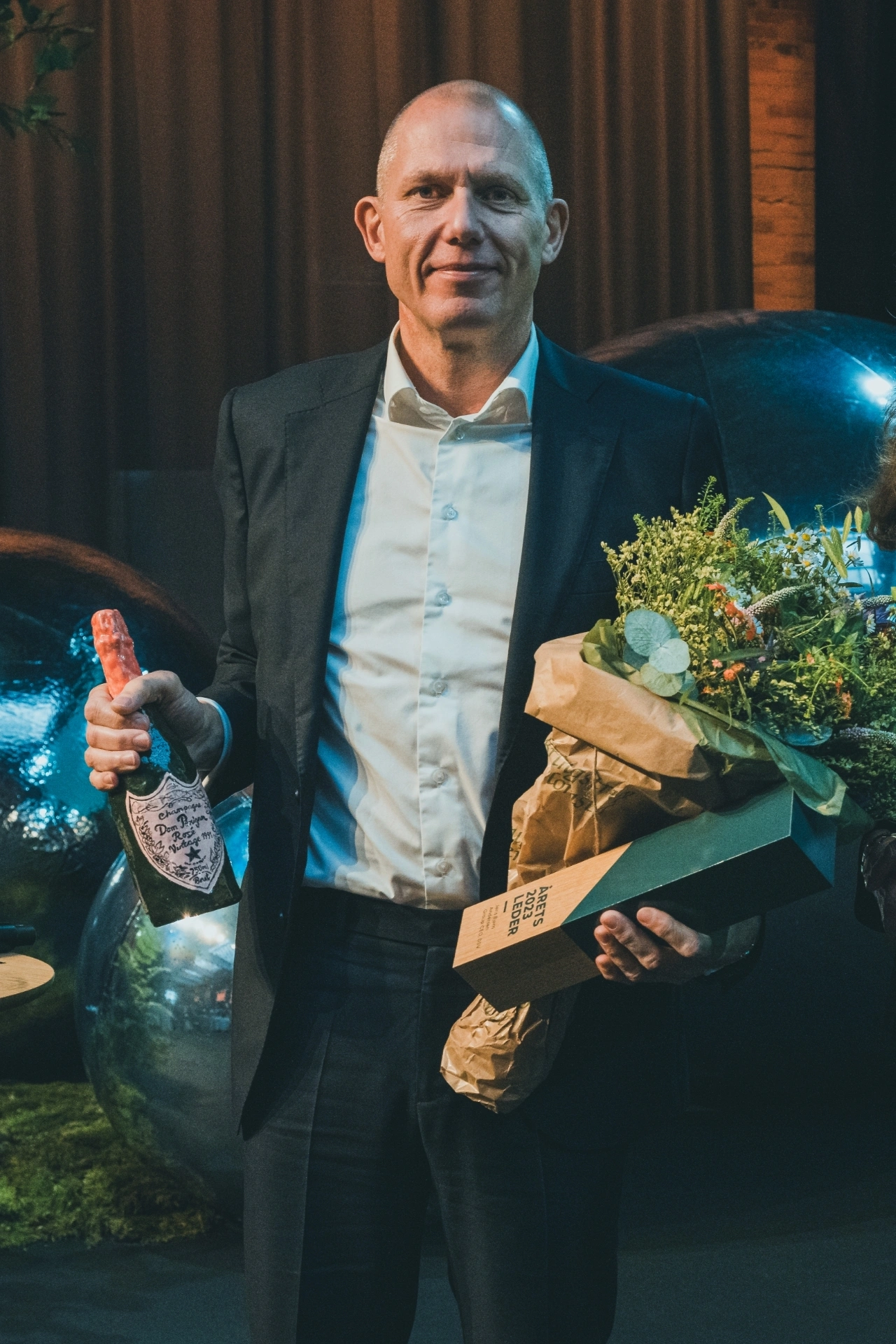 Årets Leder 2023 holder en buket blomster