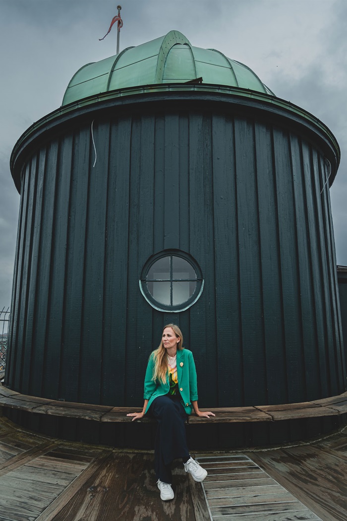 Jeanette Bursche sidder på toppen af Rundetårn