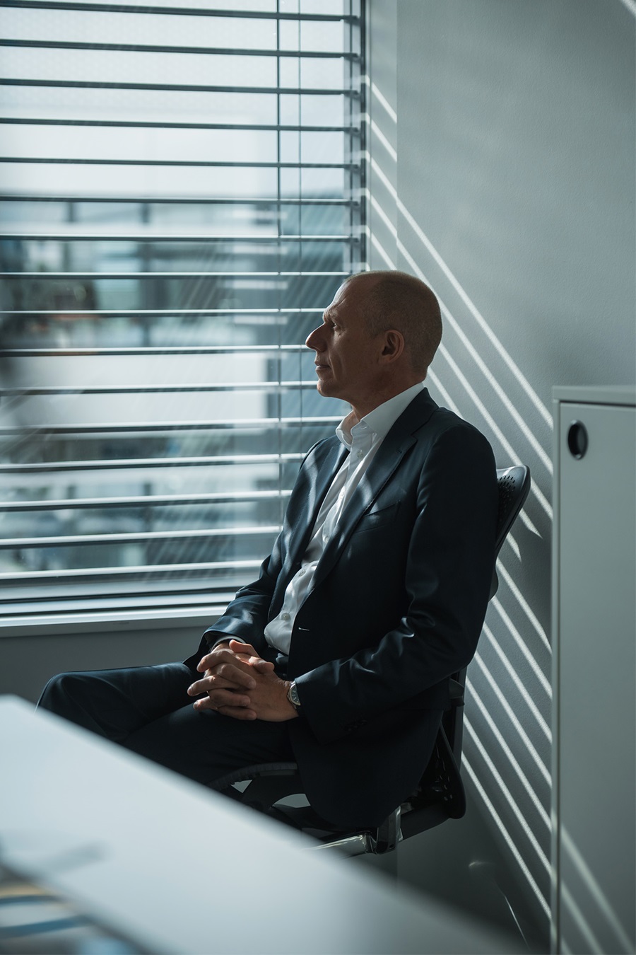 Jens Bjørn Andersen kigger ud af vinduet