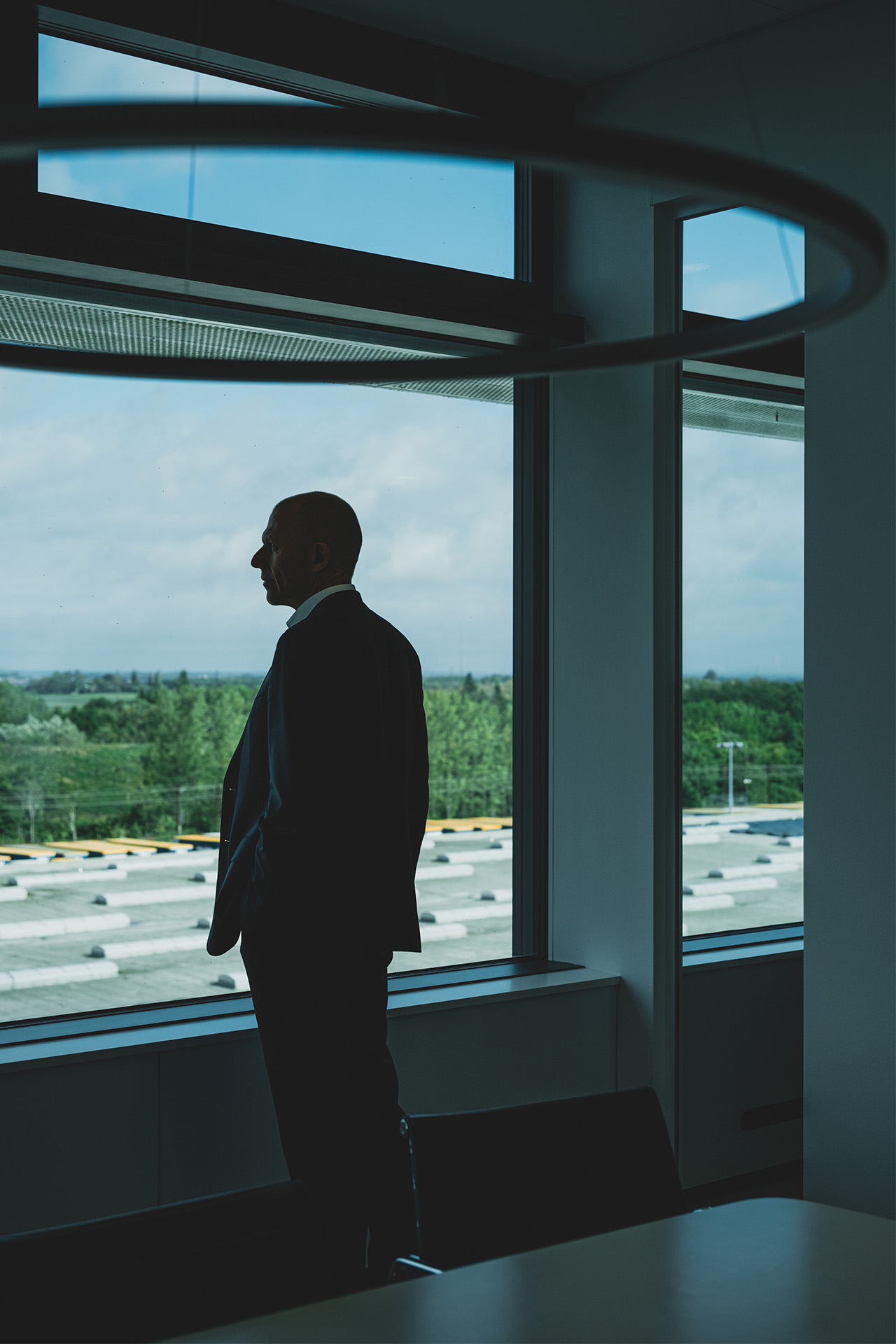 Jens Bjørn Andersen kigger ud af vinduet