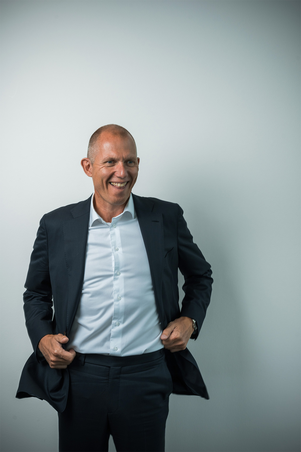 Jens Bjørn Andersen står og smiler