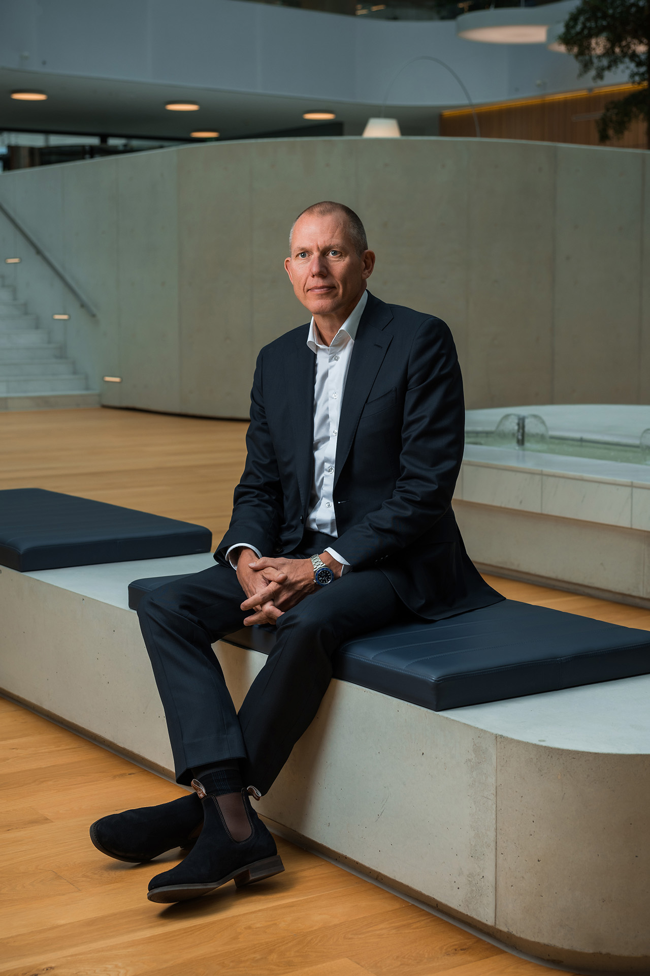 Jens Bjørn Andersen sidder på en bænk