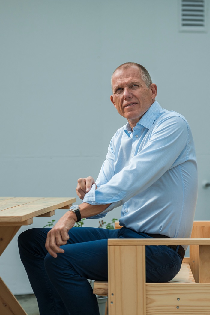 Jens Bjørn Andersen sidder på et havemøbel