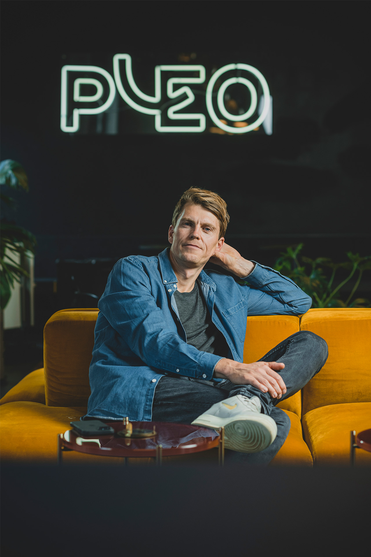 Nomineret til Årets Leder 2022, Jeppe Rindom foran PLEO skilt