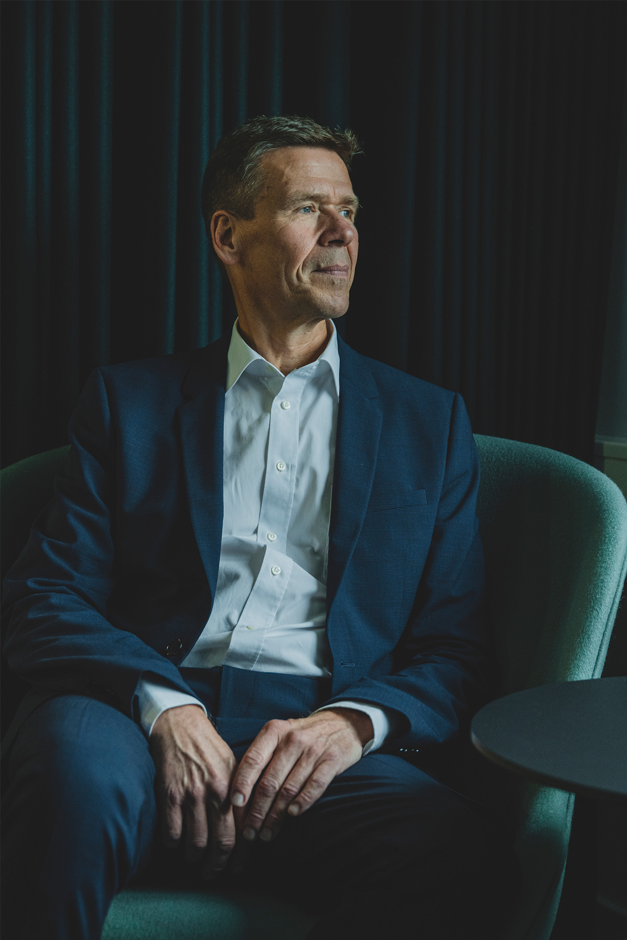 Nomineret til Årets Leder 2022, Jesper Hjulmand sidder i en lænestol