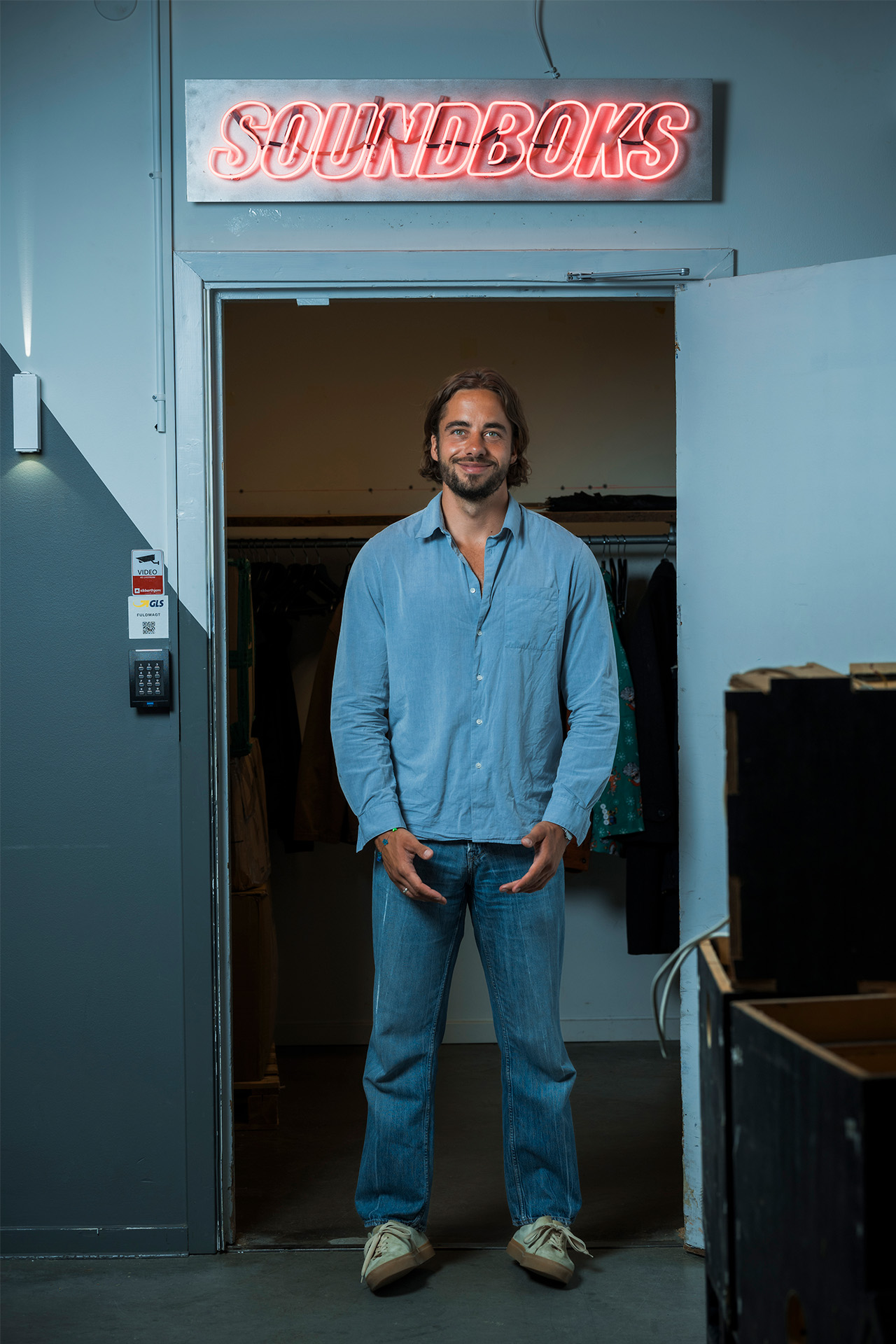 Jesper Thiel Thomsen står i en døråbning under et soundboks logo