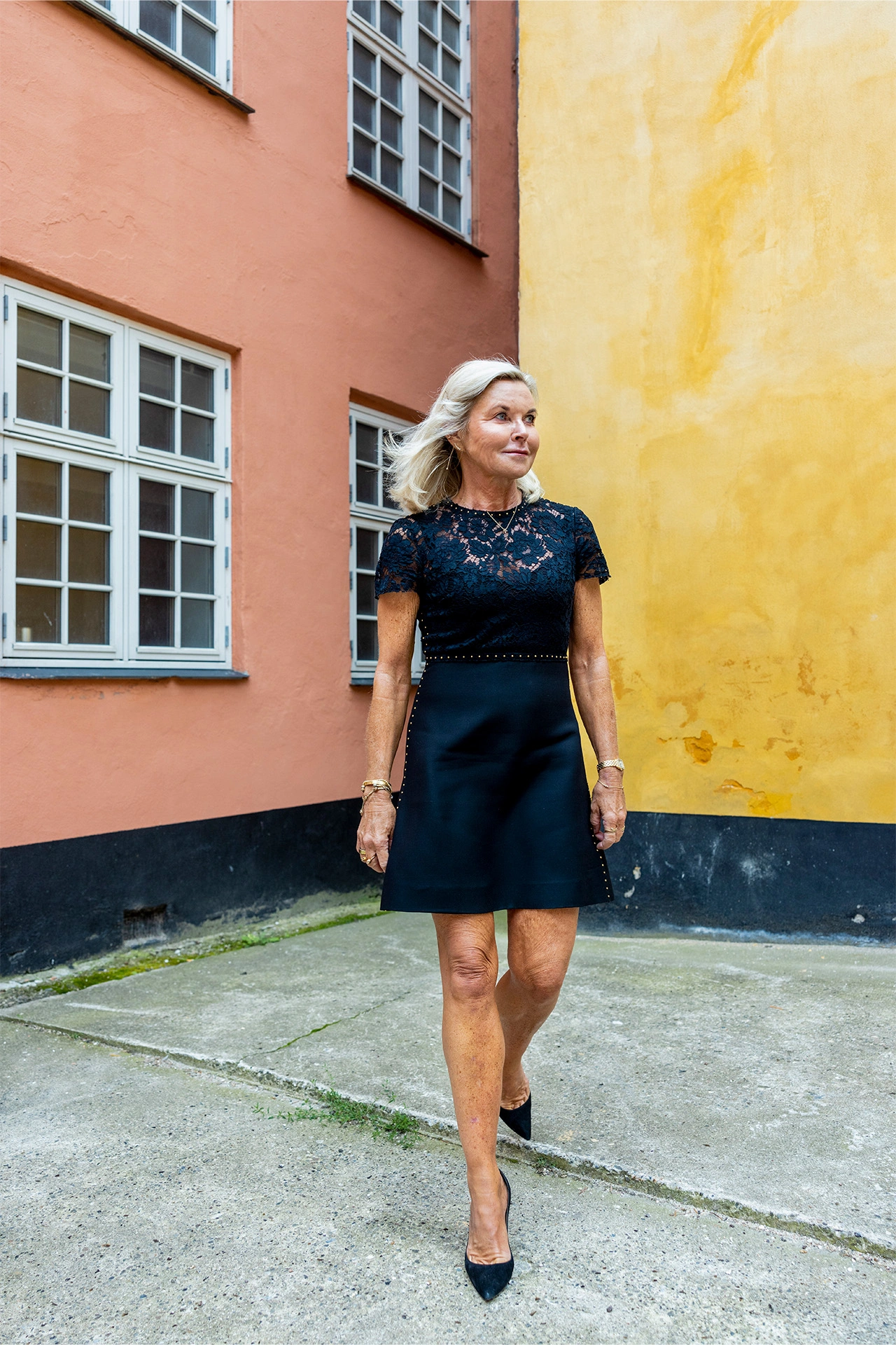Jette Nygaard-Andersen går på en vej