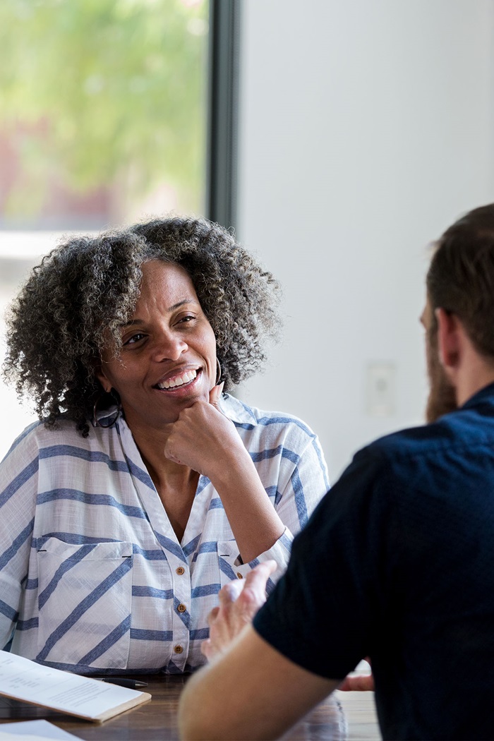 En kvinde interviewer en mand til en jobsamtale