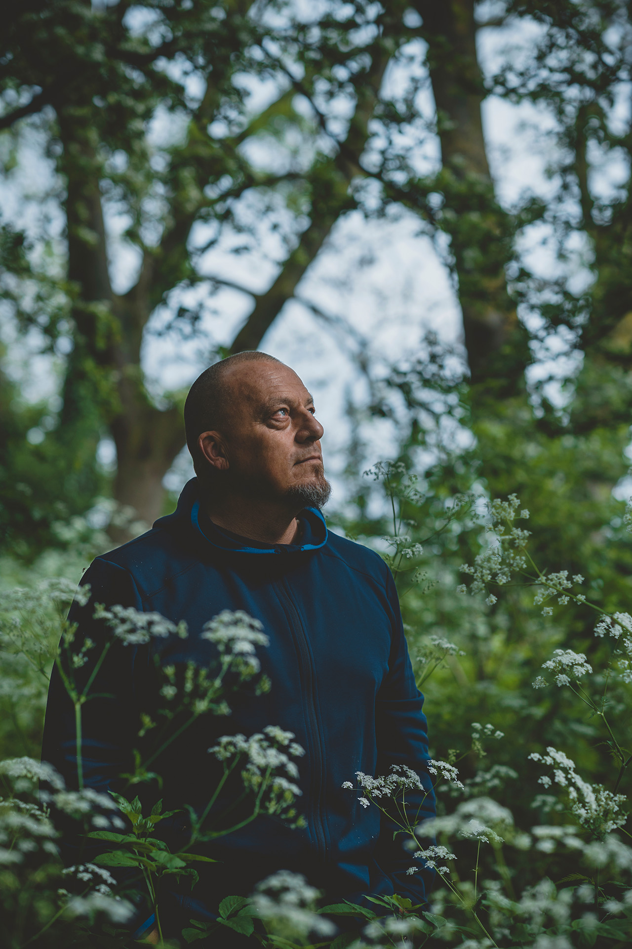 Jørn Aarup står blandt buske og træer i naturen