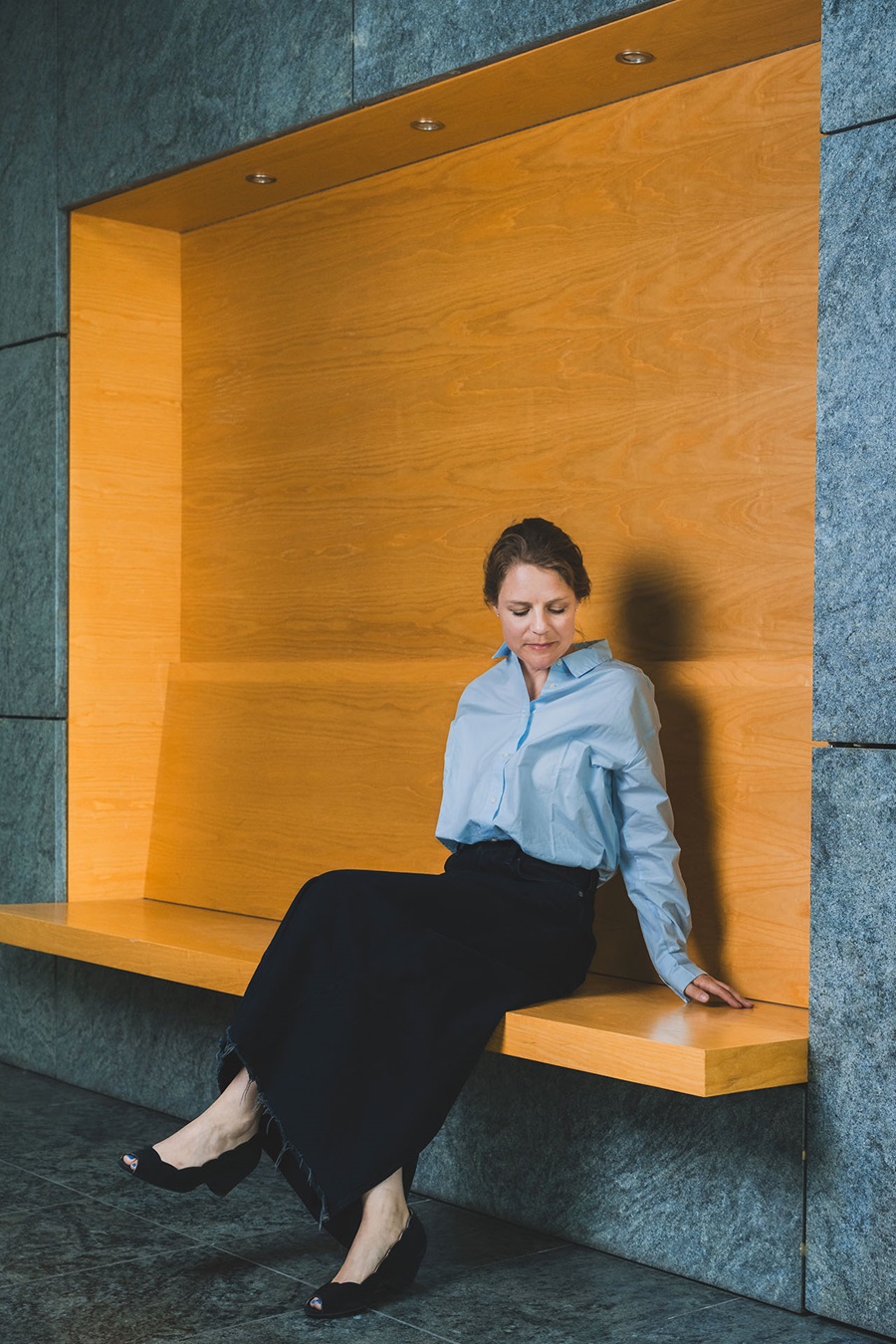 Johanne sidder på en orange bænk