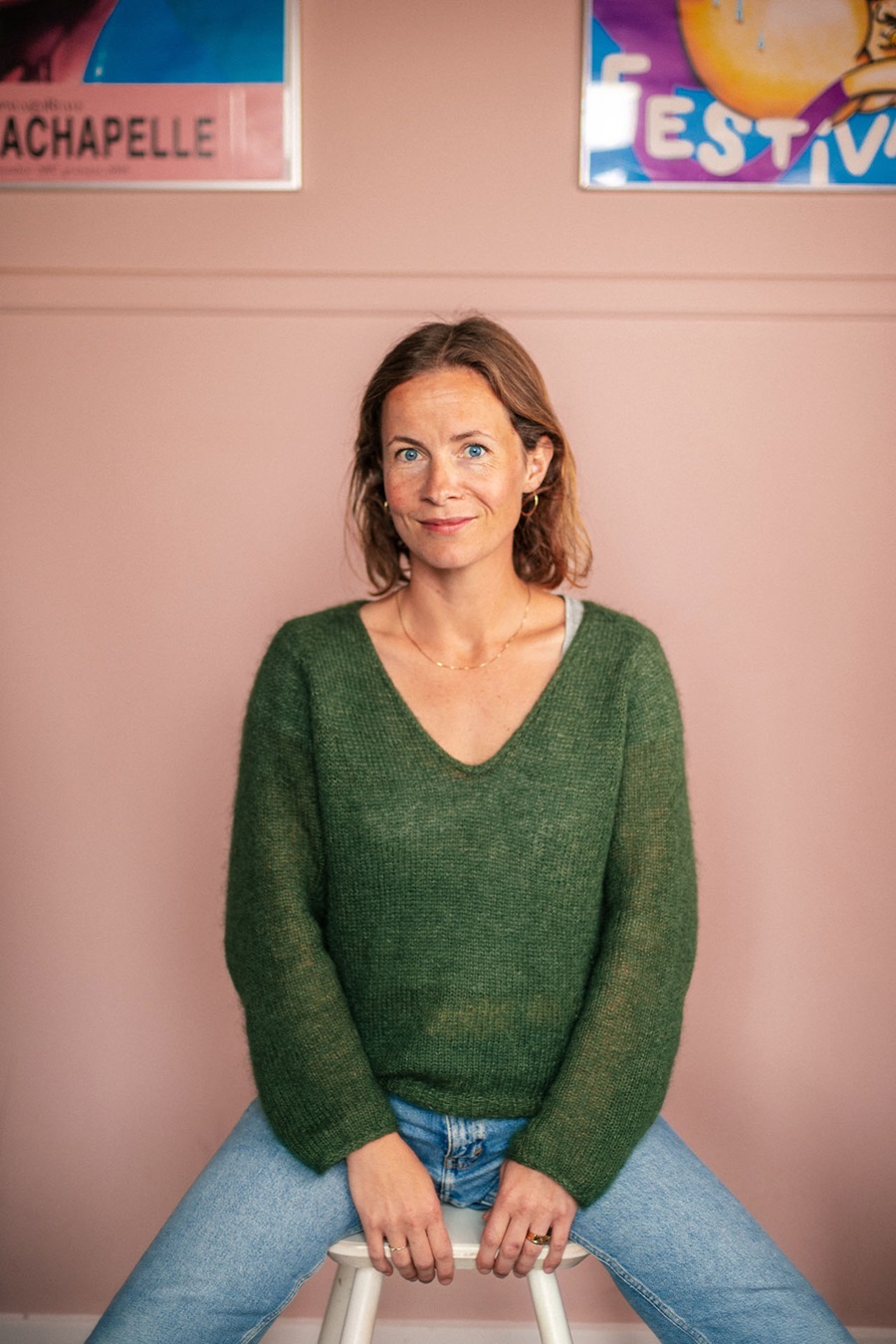 Karen Straarup sidder på en stol