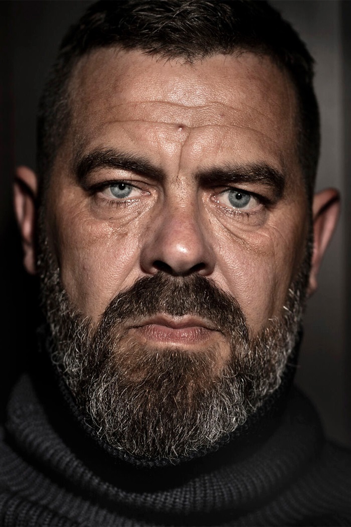 Kaspar Colling-Nielsen står foran en mørk væg