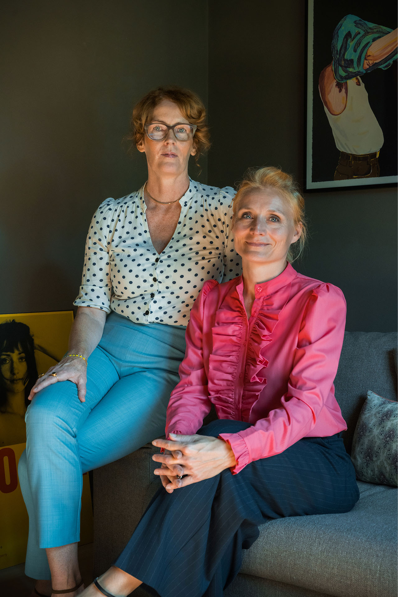 Pia Hauge og Katrine Sperling sidder på en sofa