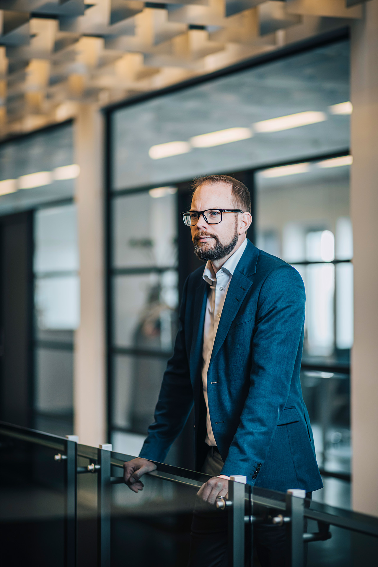 Kræn Østergård læner sig op af gelænder