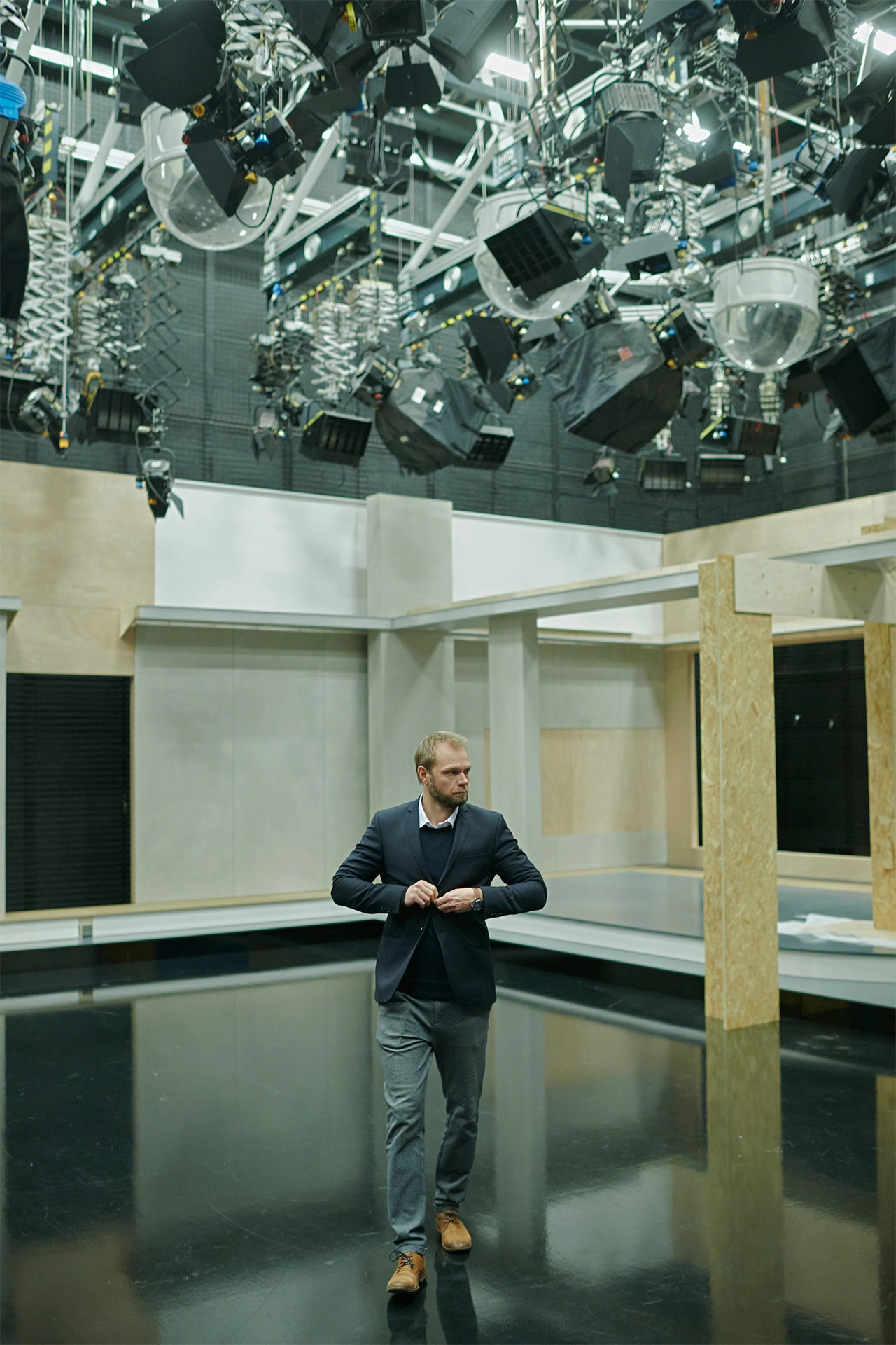 Kristian Bech Josefsen står på TV2s scene under spotlights