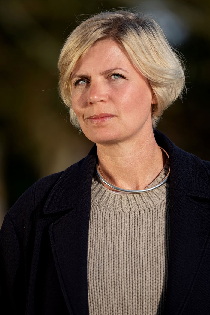 Lærke Kløvedal står foran nogle træer