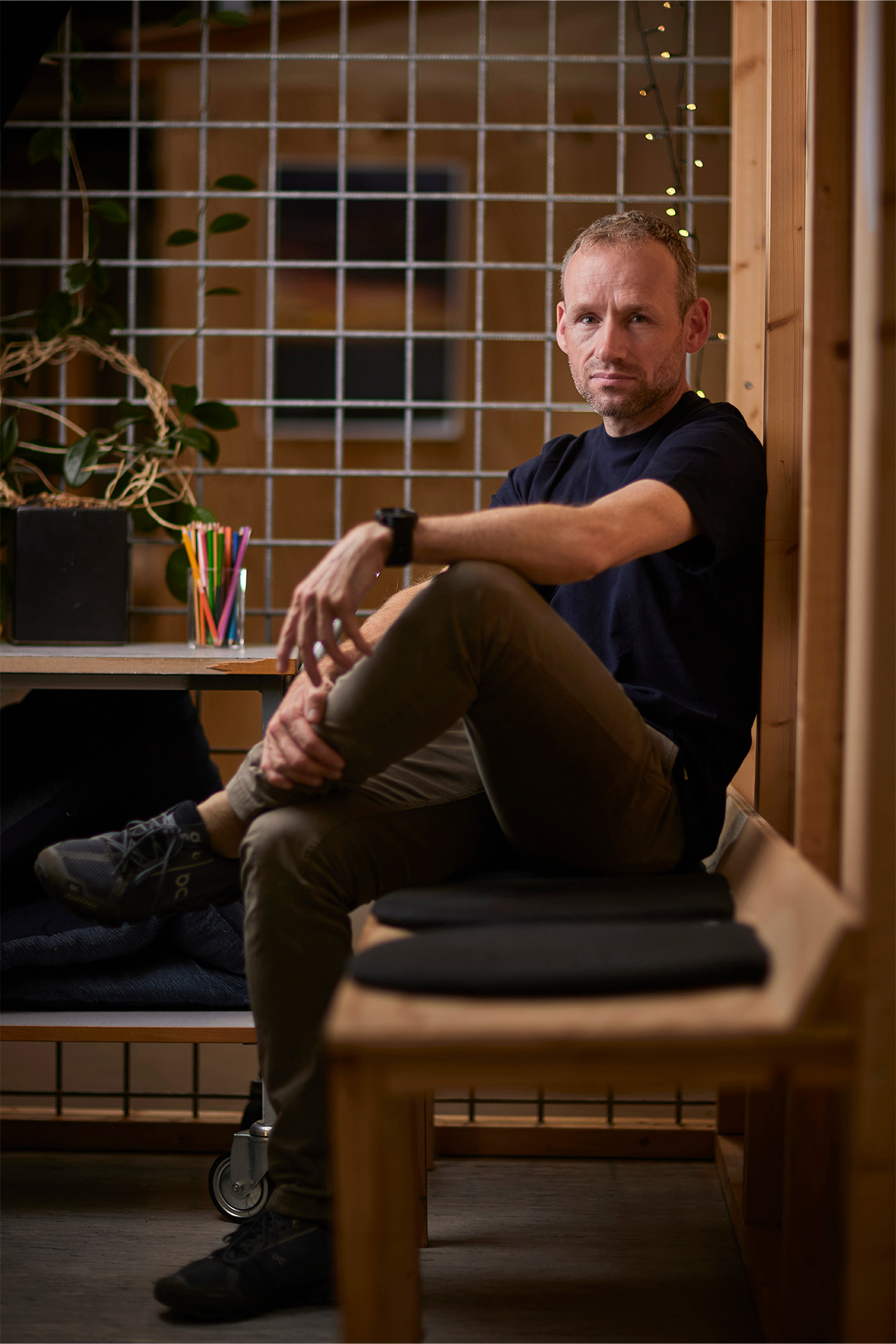 Lars Riis sidder på en bænk