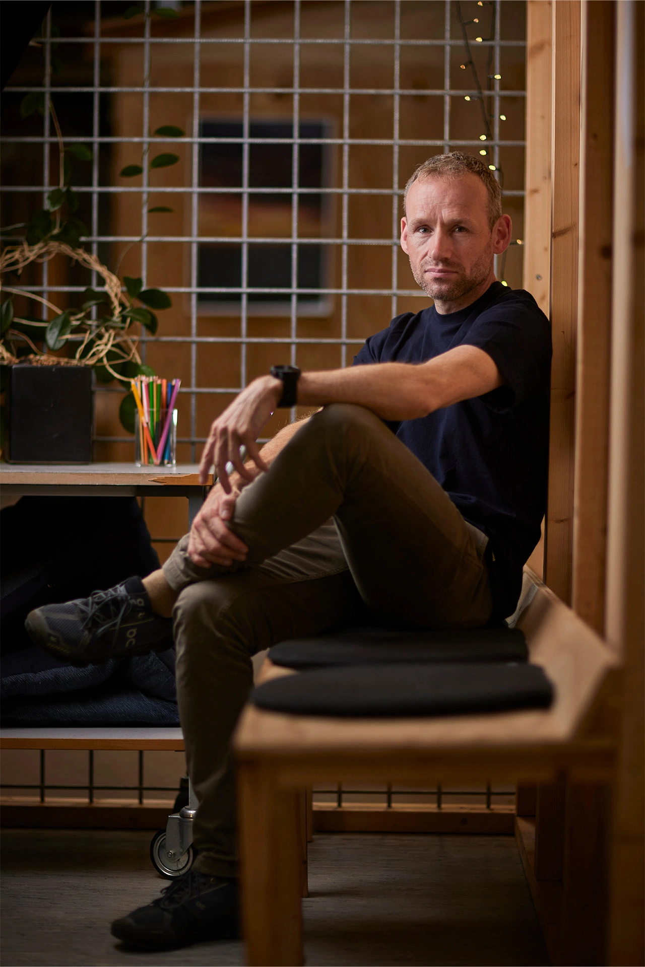 Lars Riis sidder på en bænk