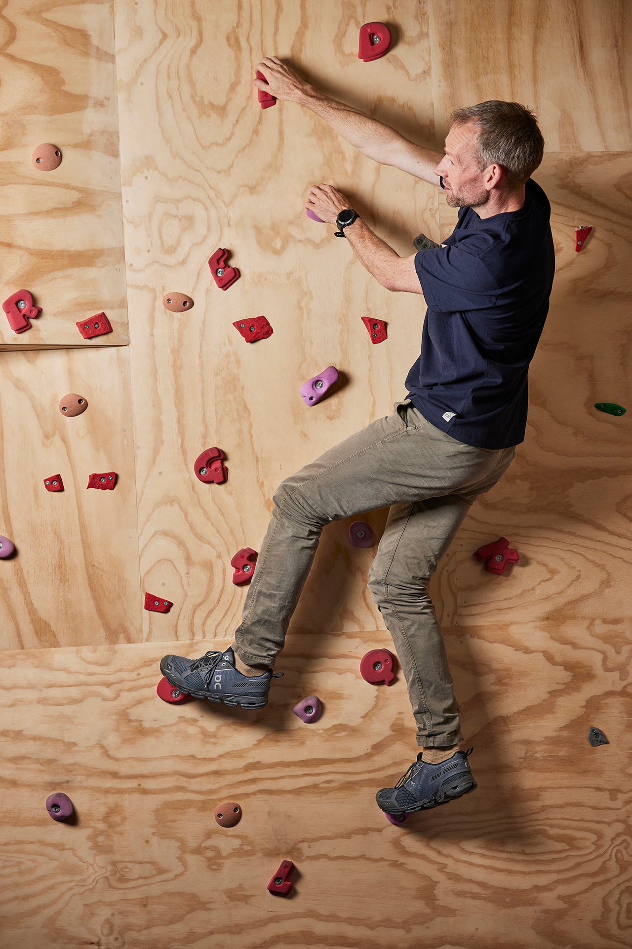 Lars Riis klatrer på en klatrevæg