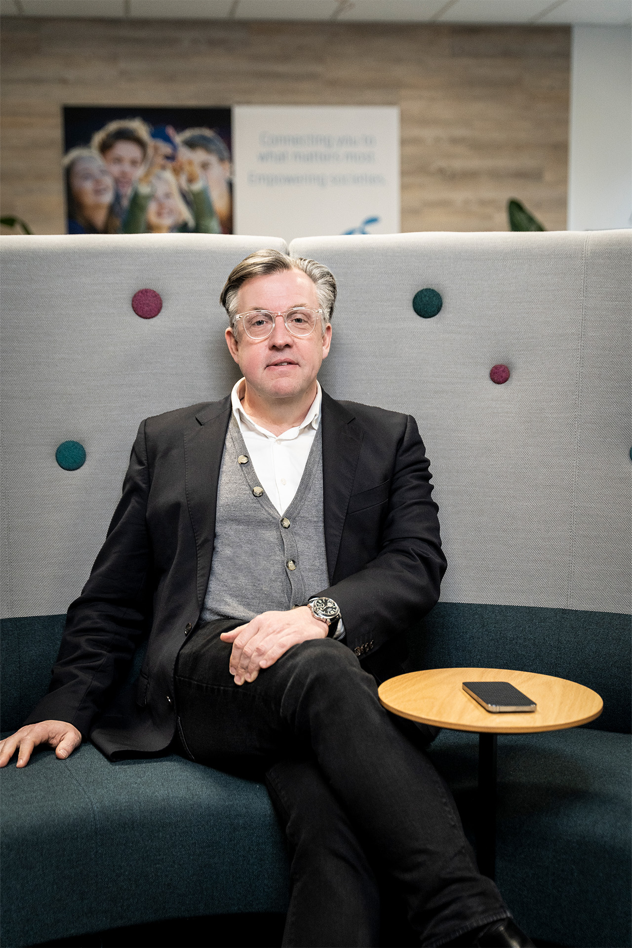 Lars Thomsen sidder i en sofa