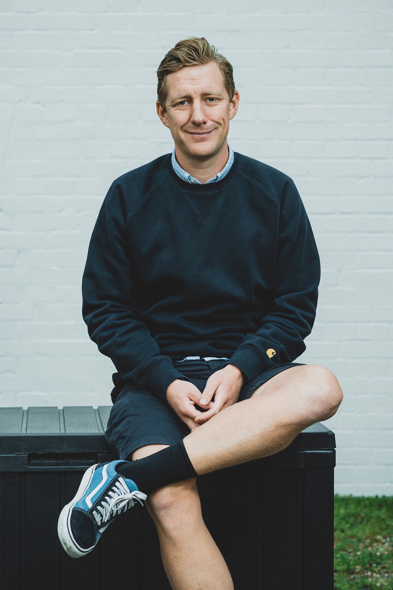 Lasse Stær Hoffmeyer sidder på en bænk