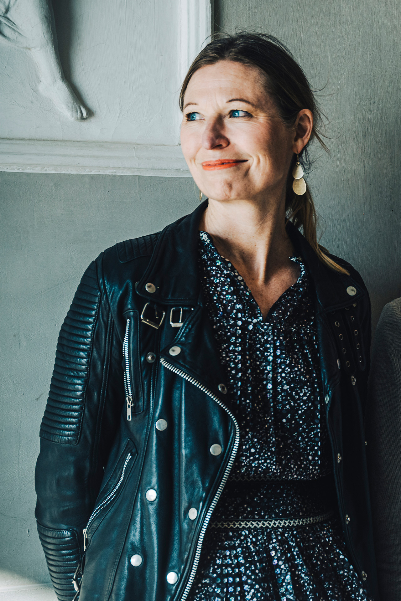 Louise Sparf står og skuer ud i horisonten