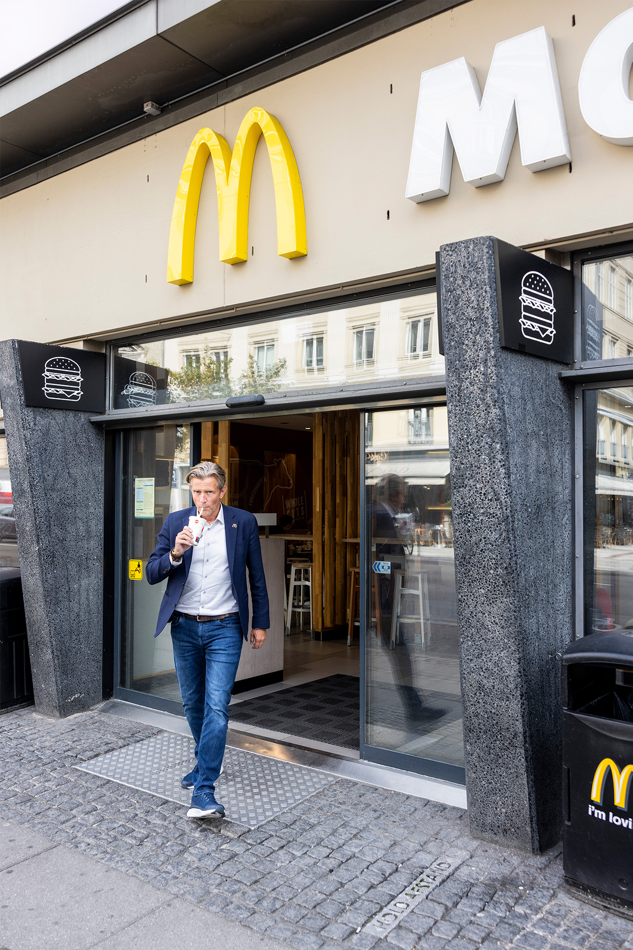 Mads Friis på vej ud af Mcdonalds