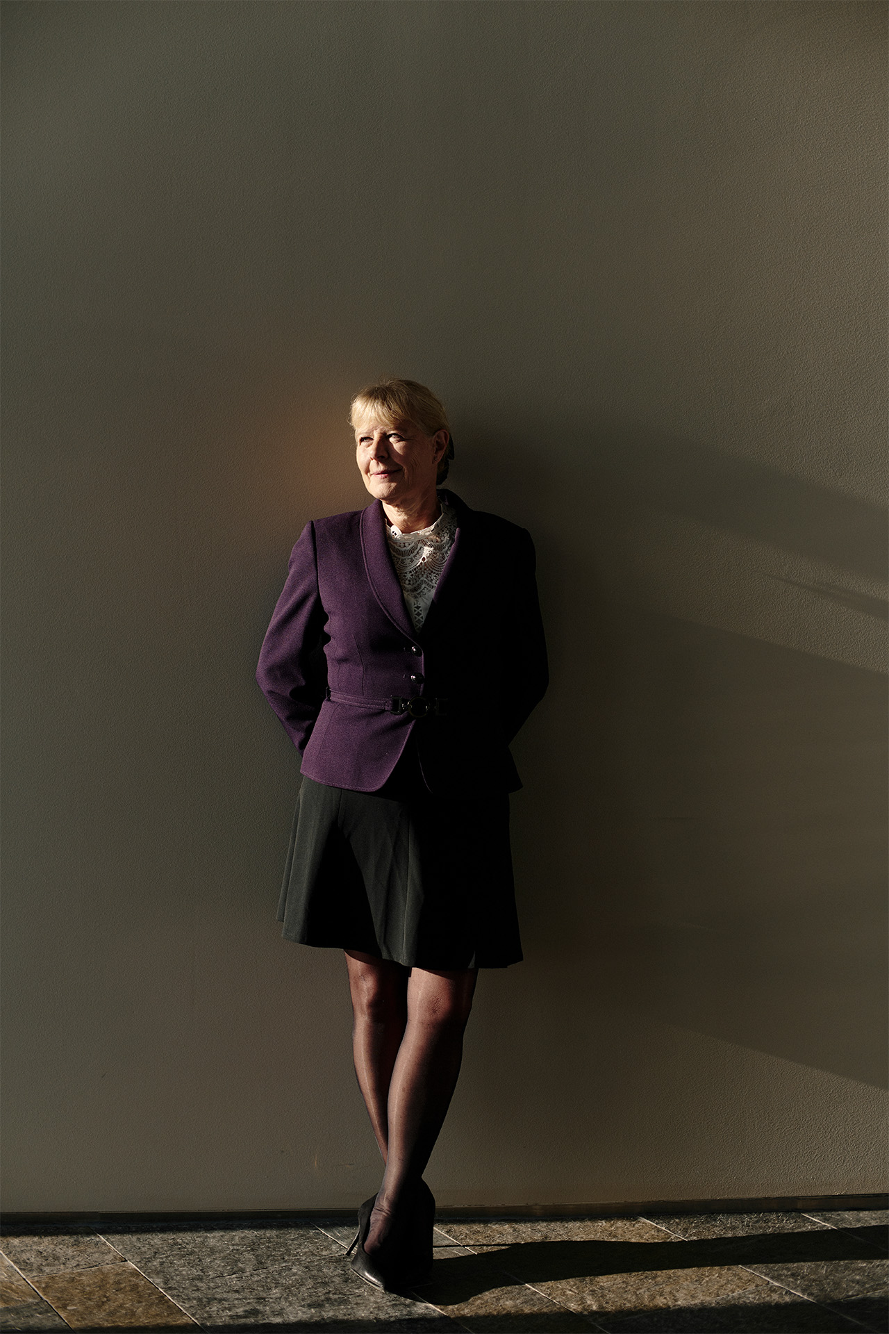 Marianne Kock læner sig op af en væg