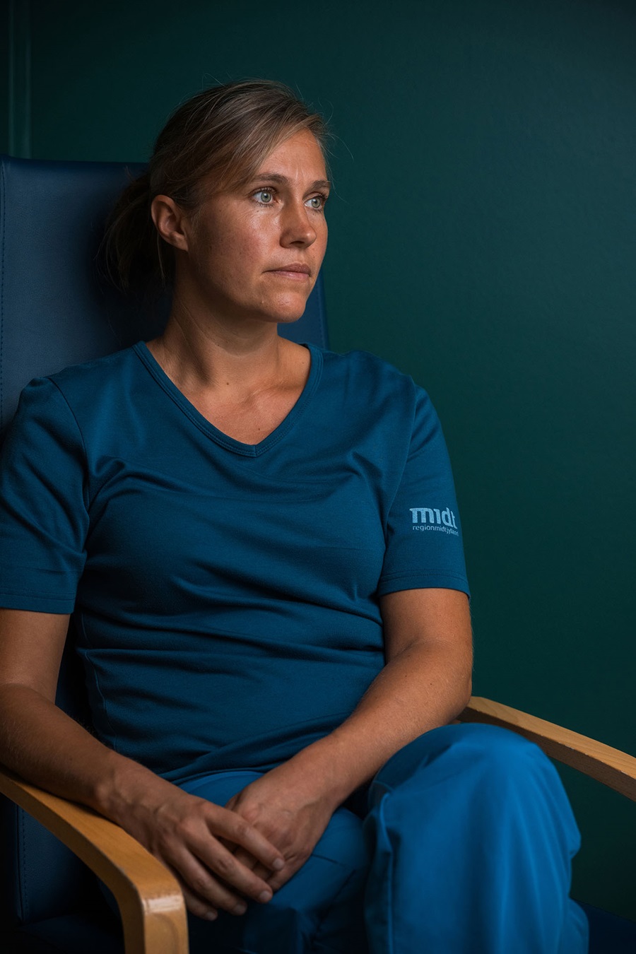 Marie Storkholm sidder i en stol