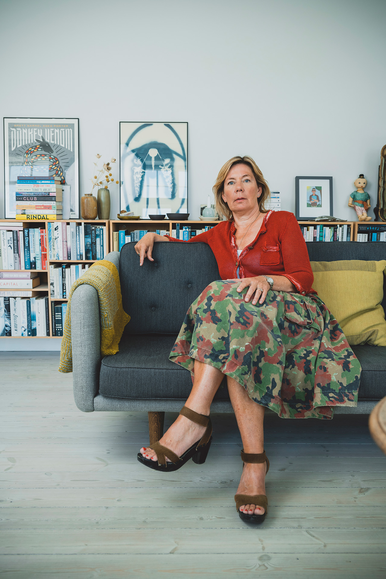 Mette Davidsen Nielsen sidder i sin sofa