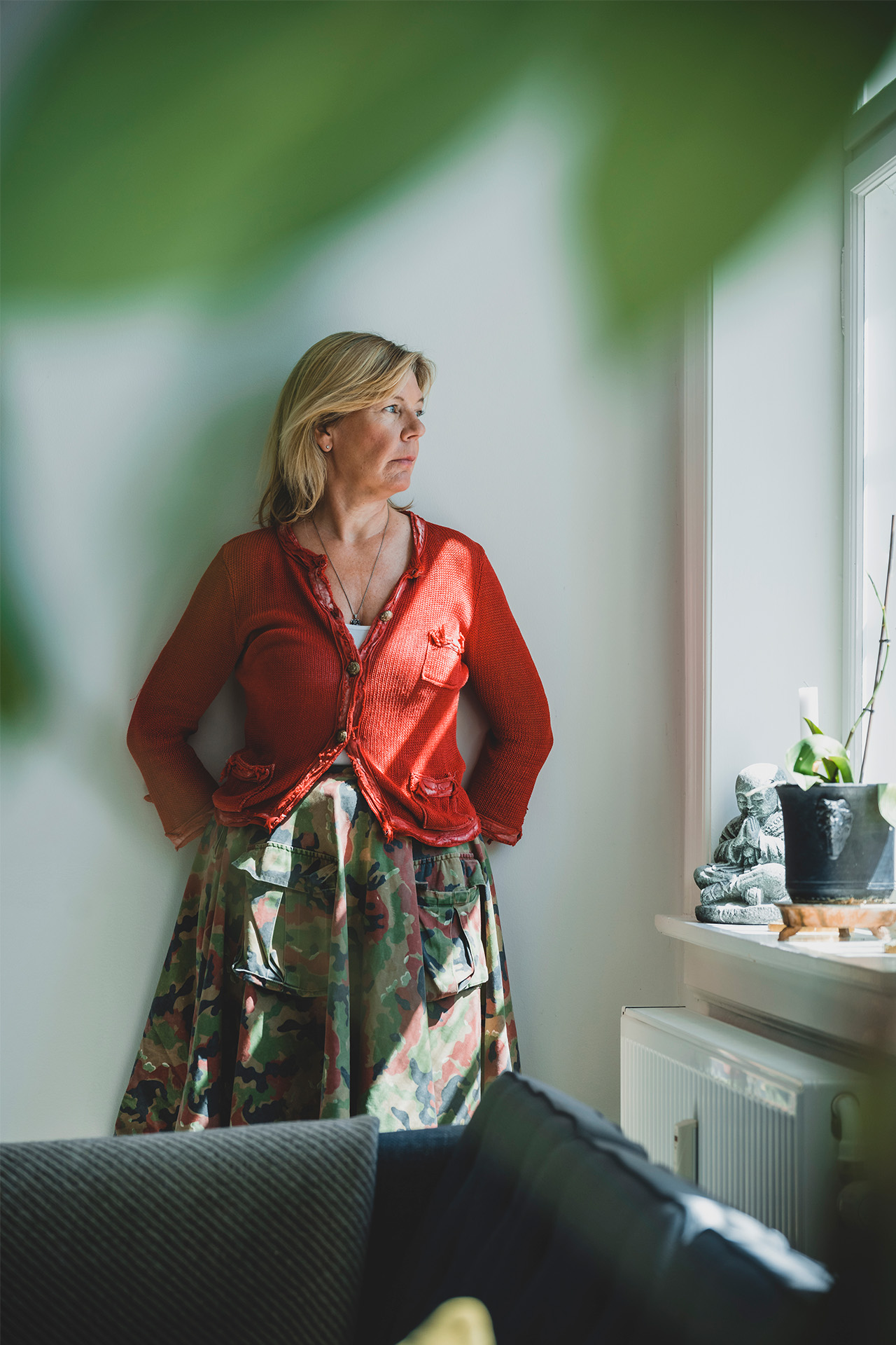 Mette Davidsen Nielsen står og ser ud af et vindue