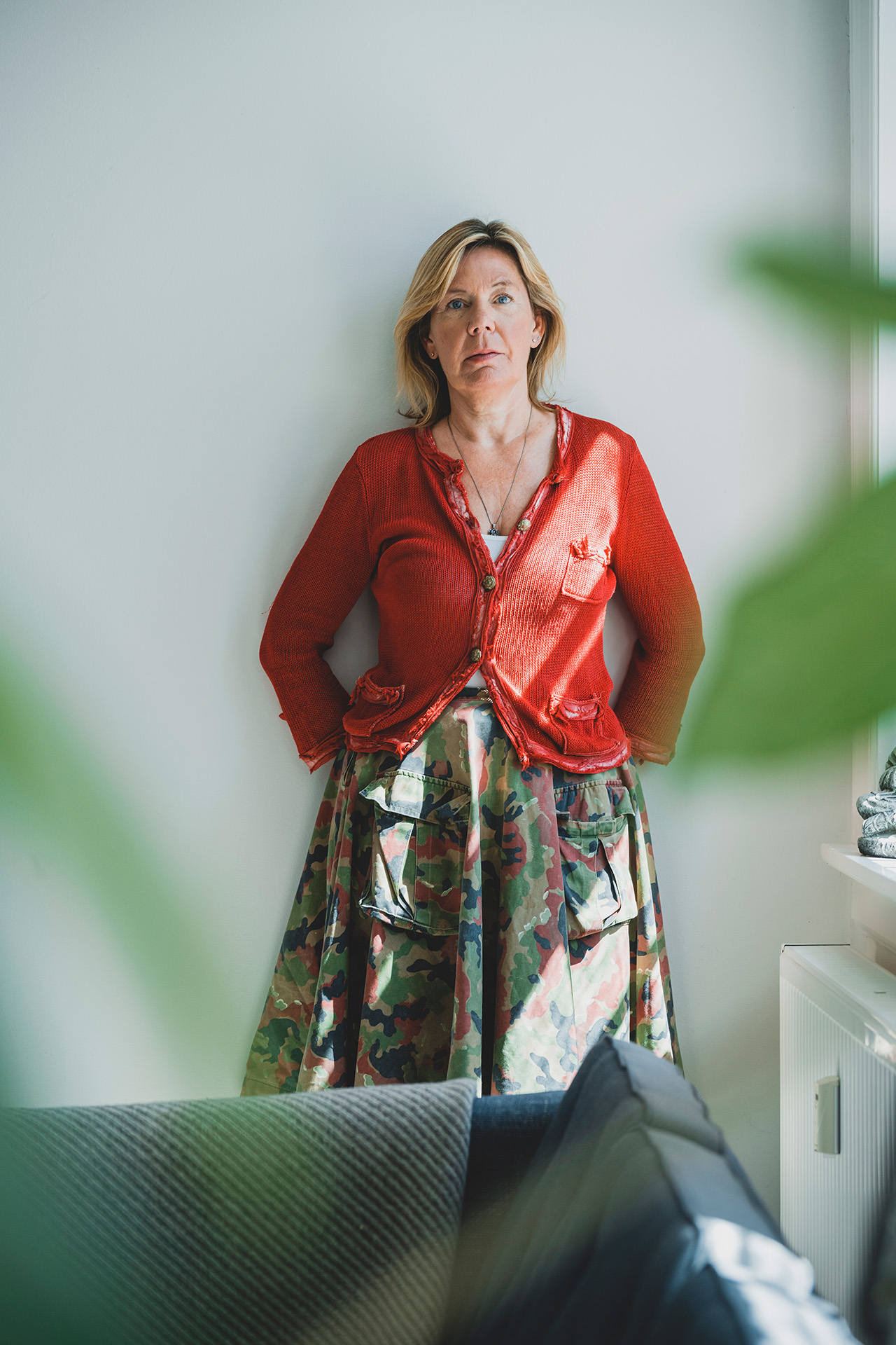 Mette Davidsen Nielsen står med ryggen mod en væg