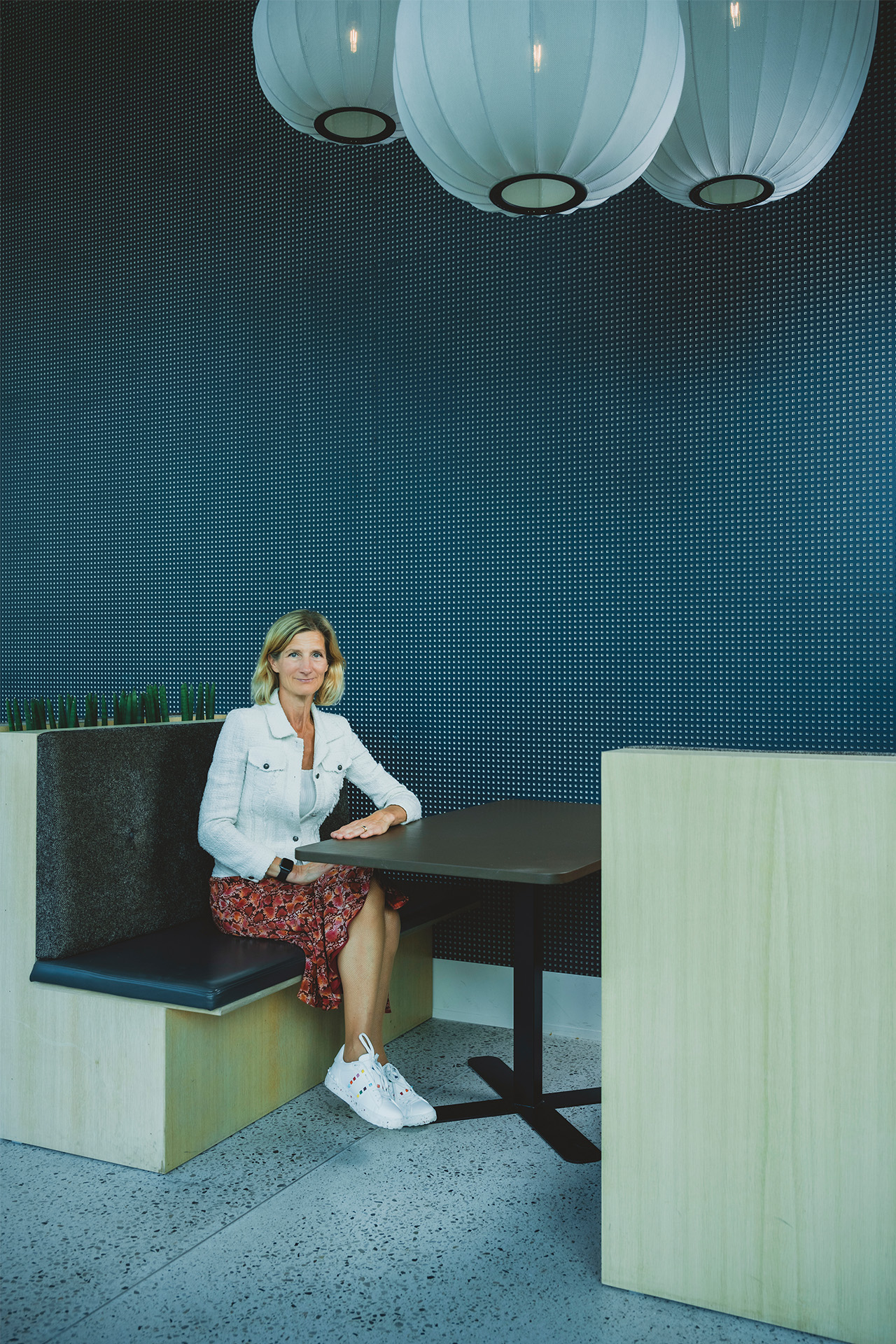 Mette Kaagaard sidder i en sofa foran et bord