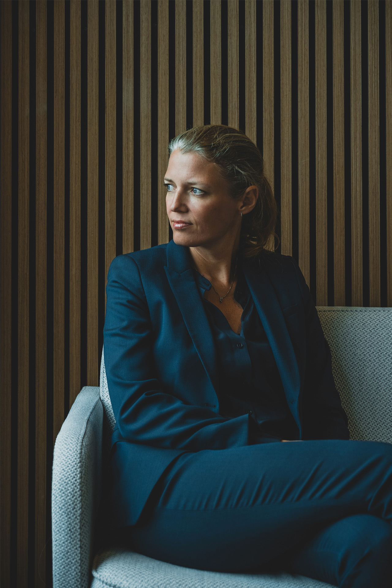 Mette Lykke sidder i en sofa på kontoret