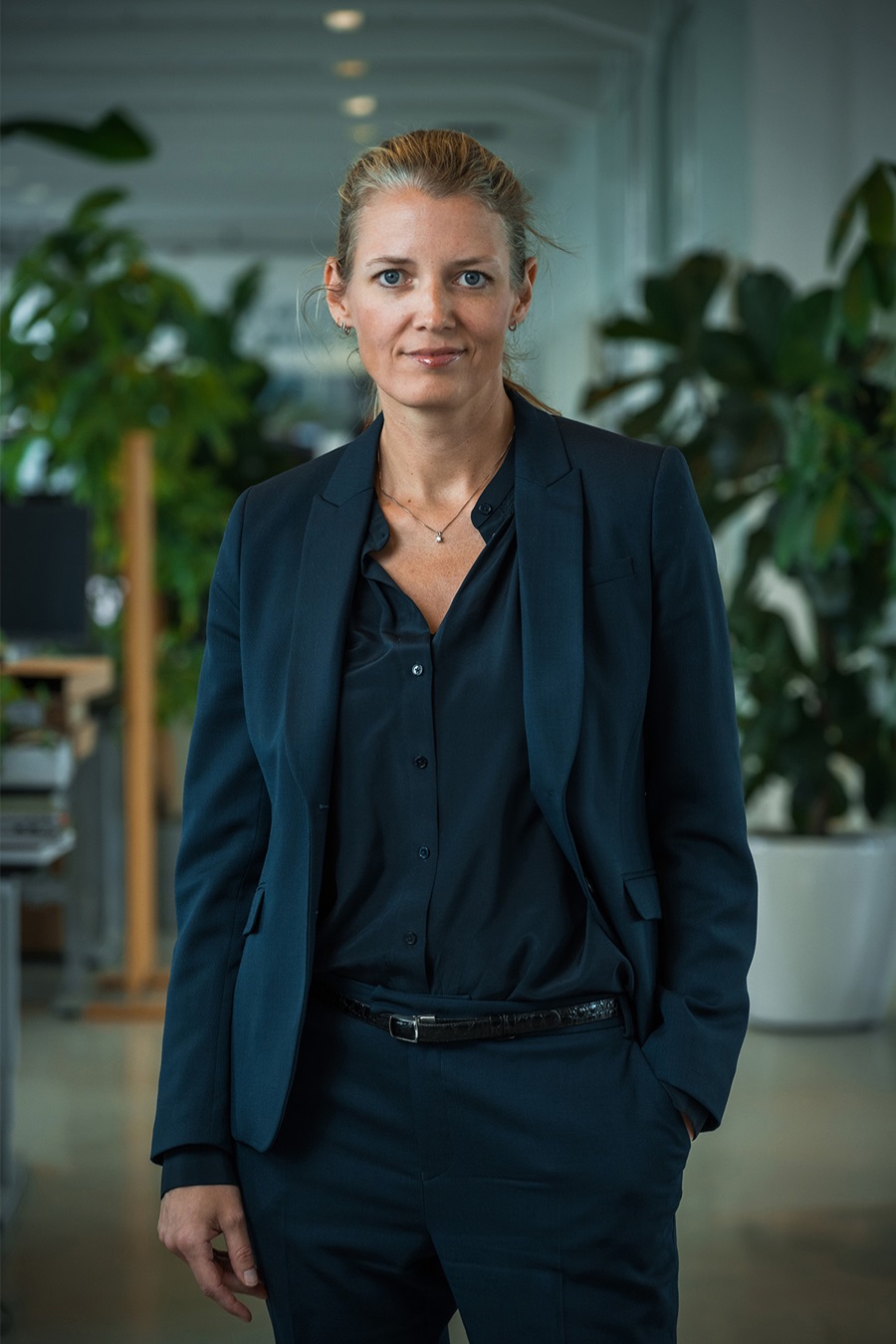 Mette Lykke står i kontorlandskab