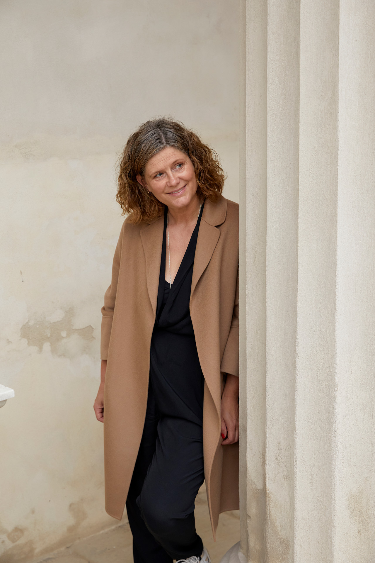 Mette Maix læner sig op ad søjle