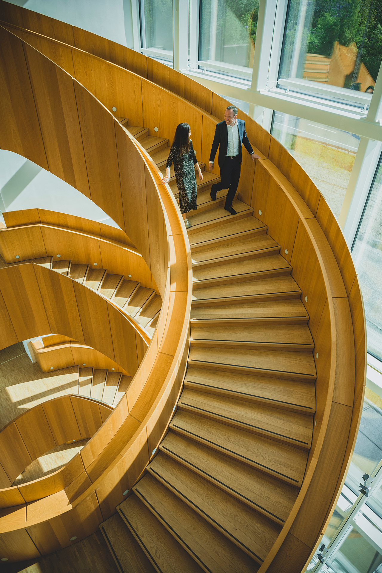 Michael Hansen går på en trappe med en kollega