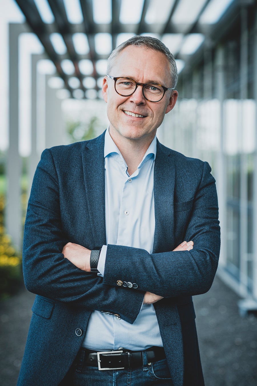 Michael Løve står på en sti ude foran en bygning