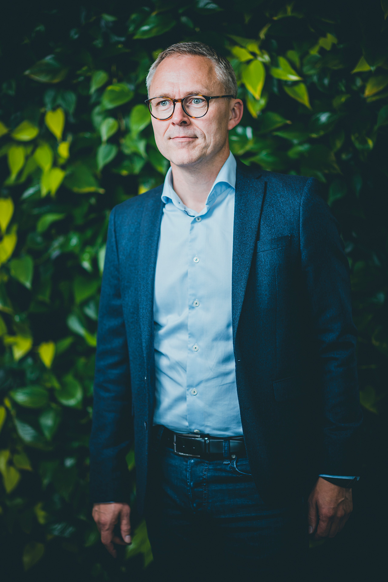 Michael Løve foran en busk