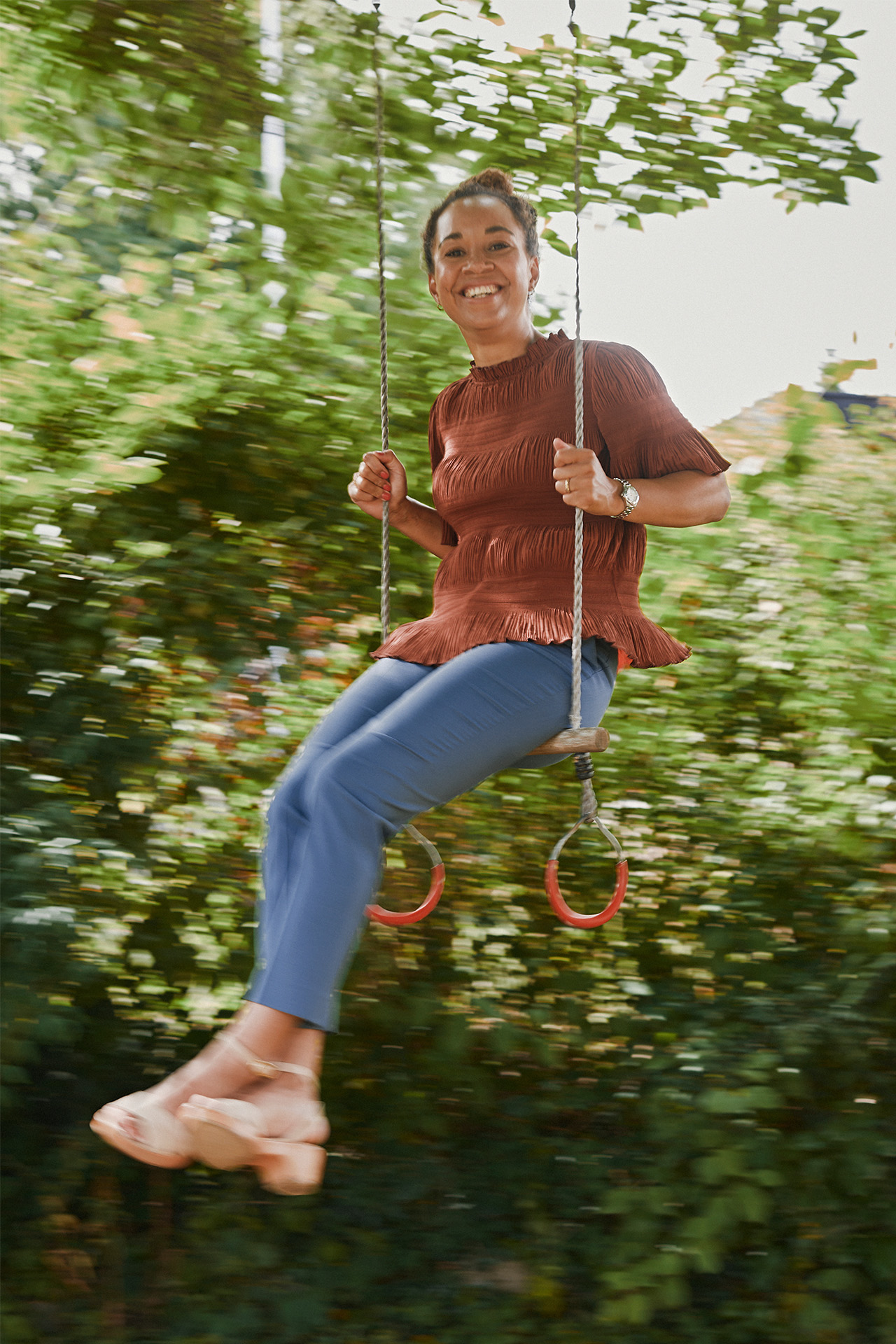 Nanna Vestgård gynger i sin have og griner