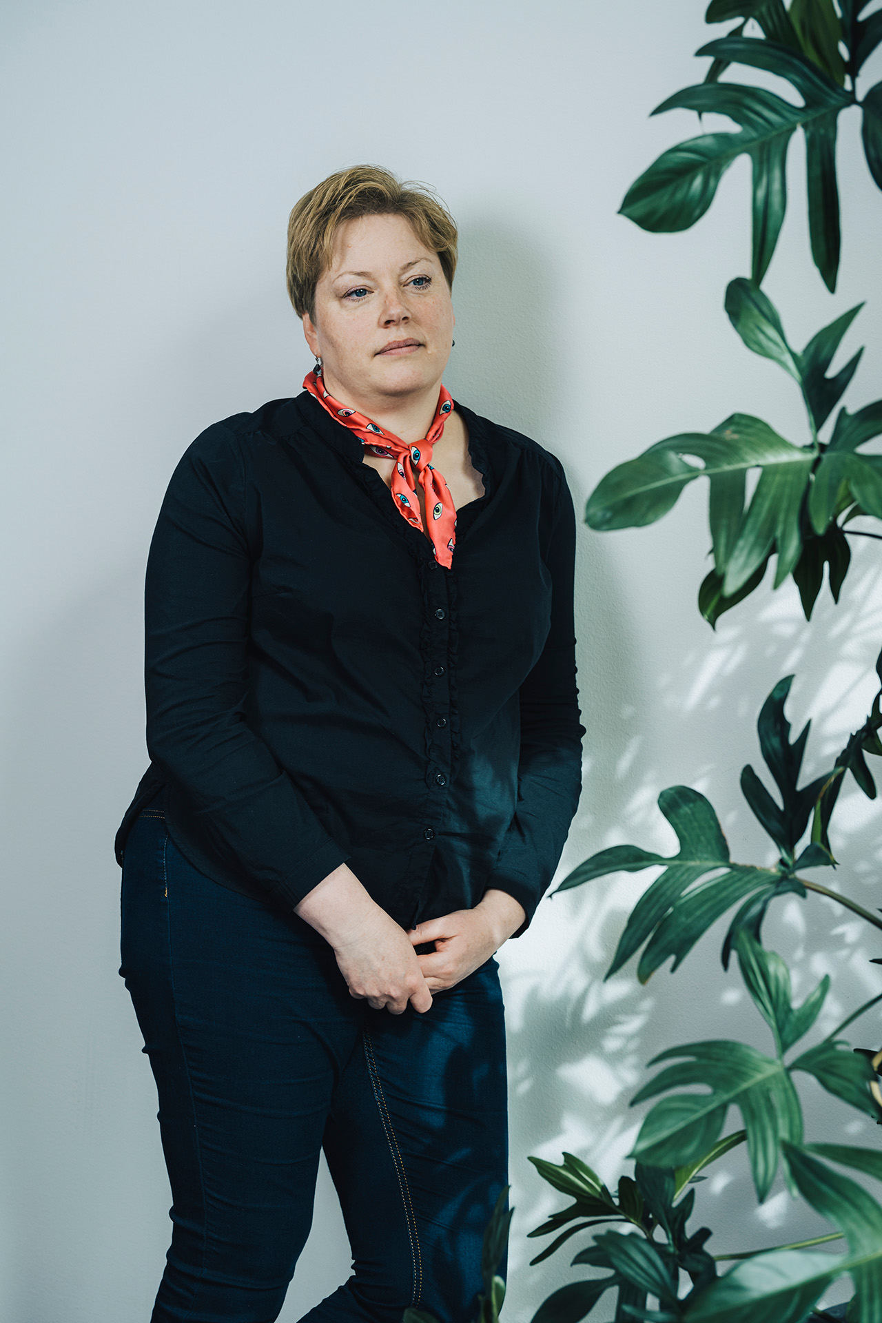 Nina Jørgensen læner sig op ad en væg