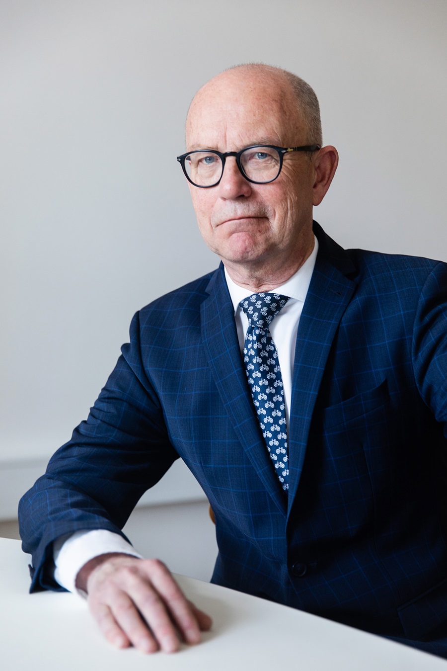 Ole Egberg Mikkelsen sidder ved et bord på sit kontor i Ukraine