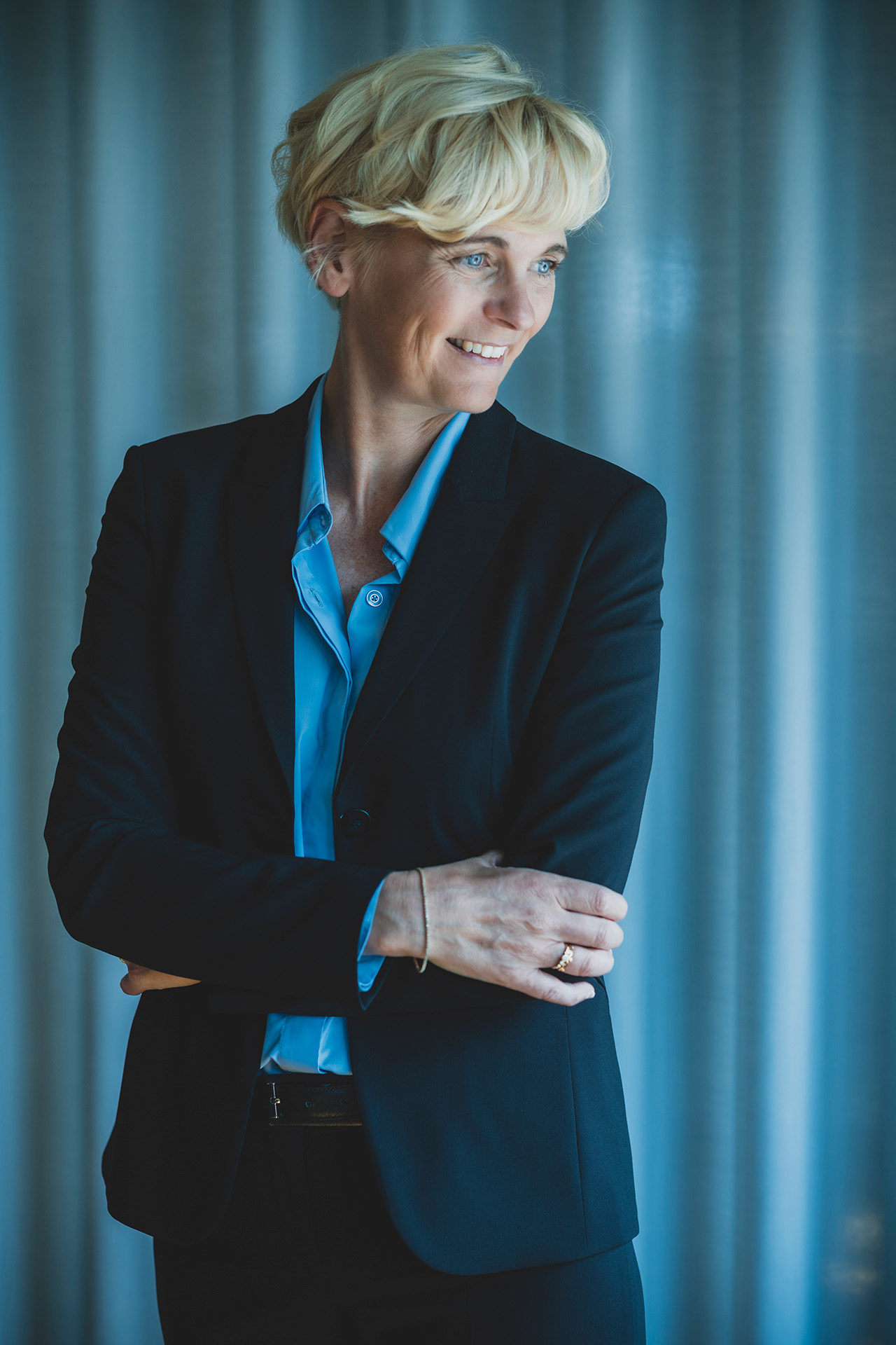 Pernille Sindby står med krydsede arme og smiler