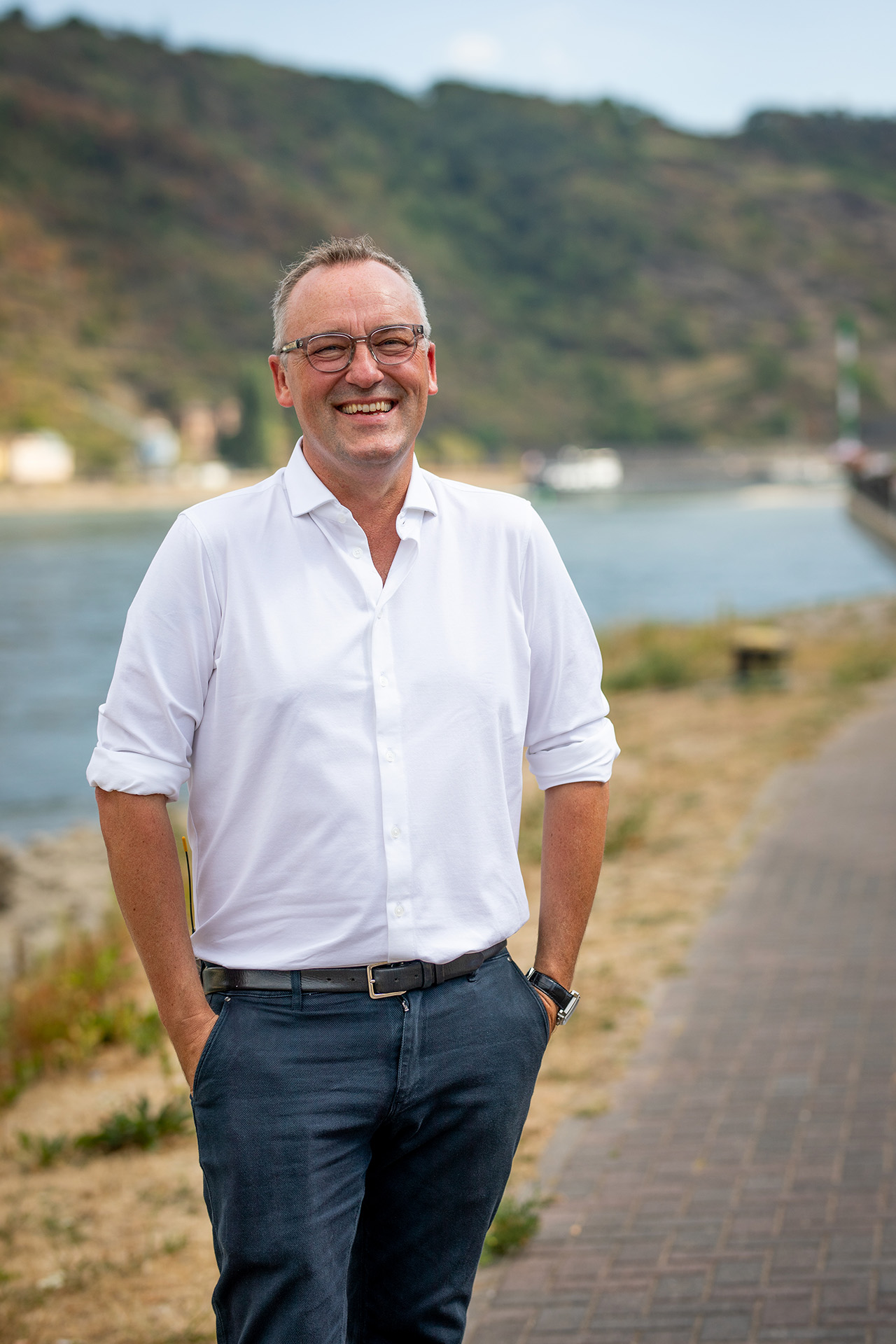 Peter Ingemann står foran en flod