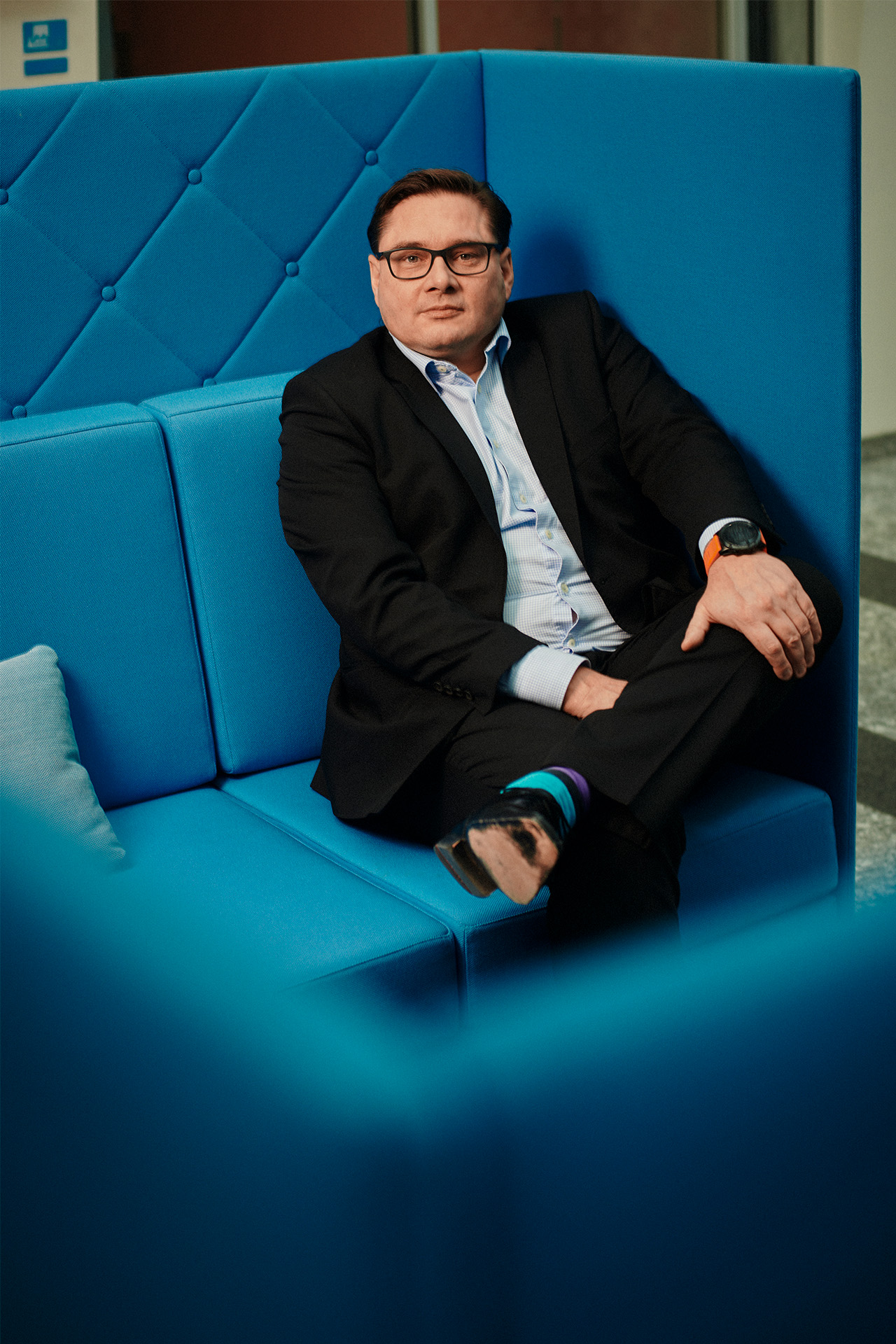 Peter Kjær sidder i en blå sofa