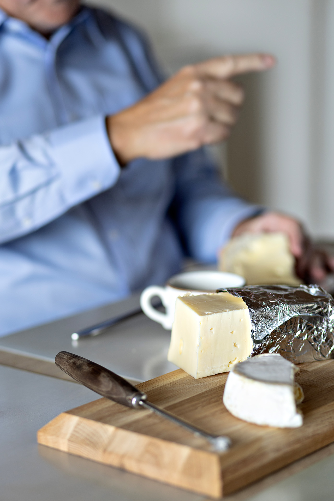 Poul Pedersen og et skærebræt med ost