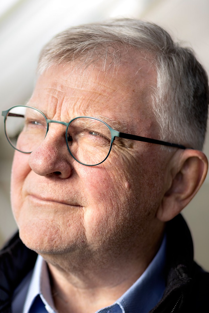 Poul Pedersen kigger ud over sit mejeri