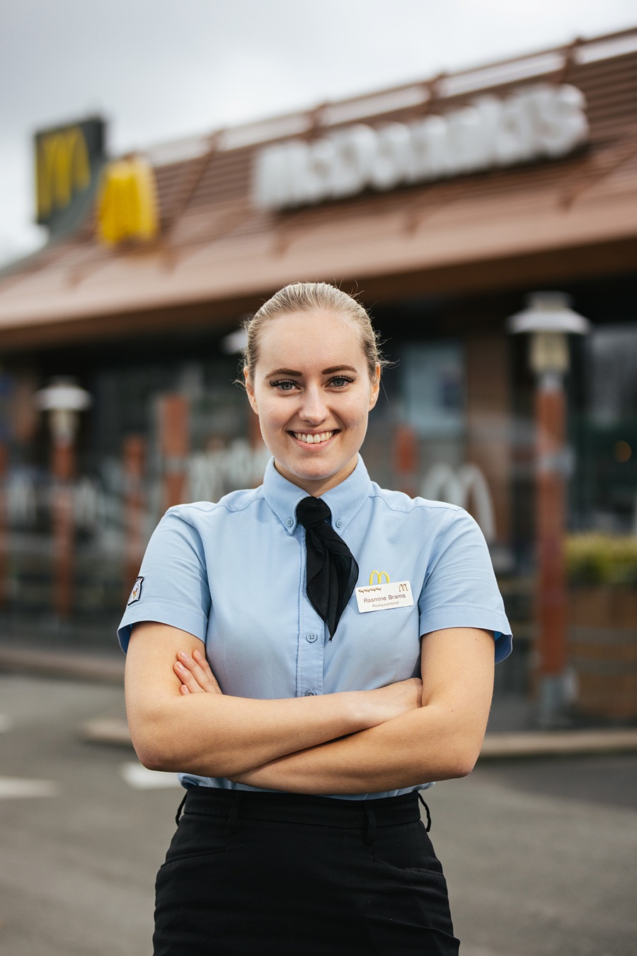 Rasmine Brams står ude foran McDonalds